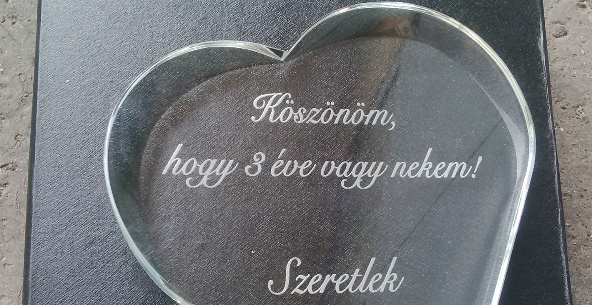 Gravírozott szív üvegdíj