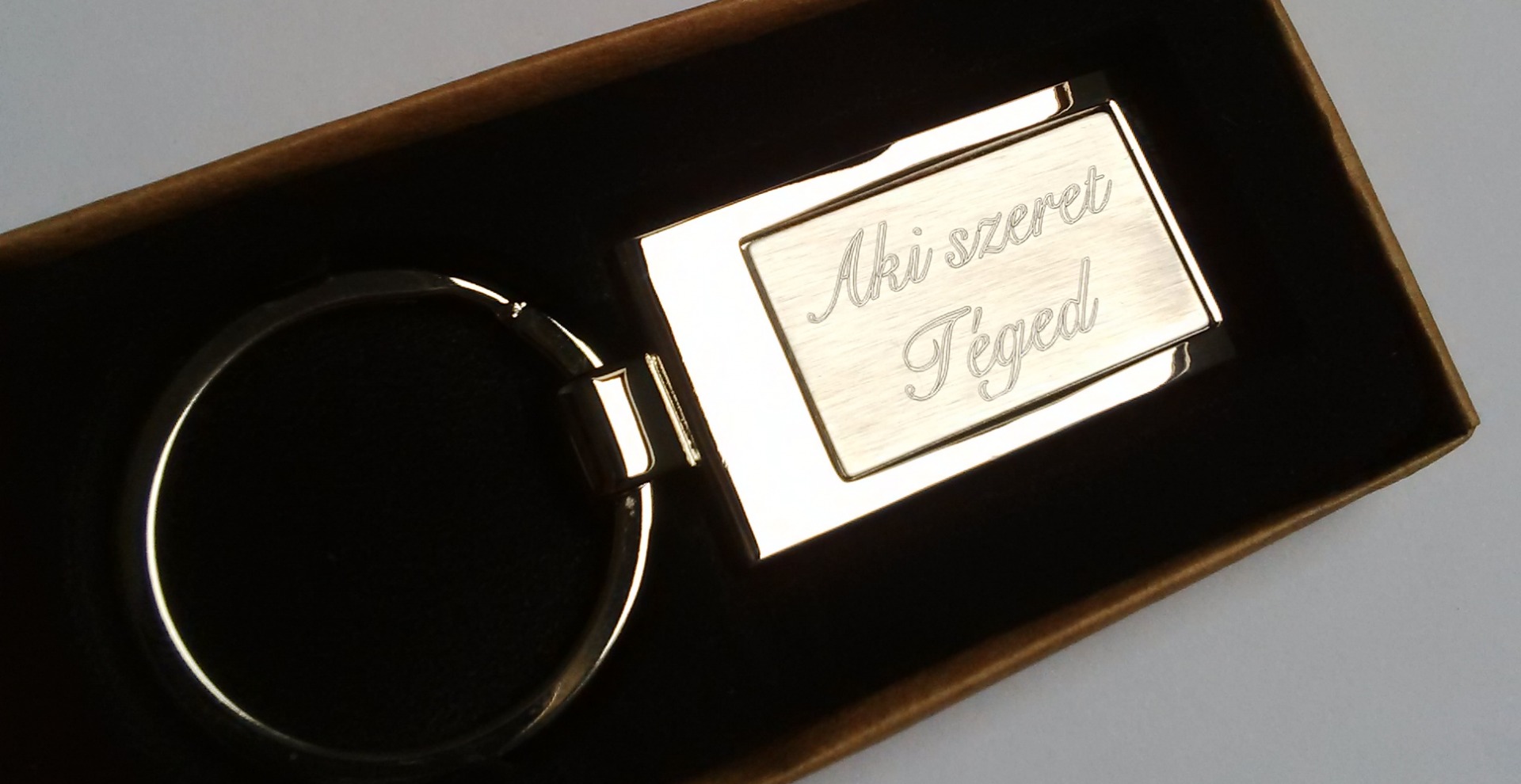 Gravírozott kulcstartó