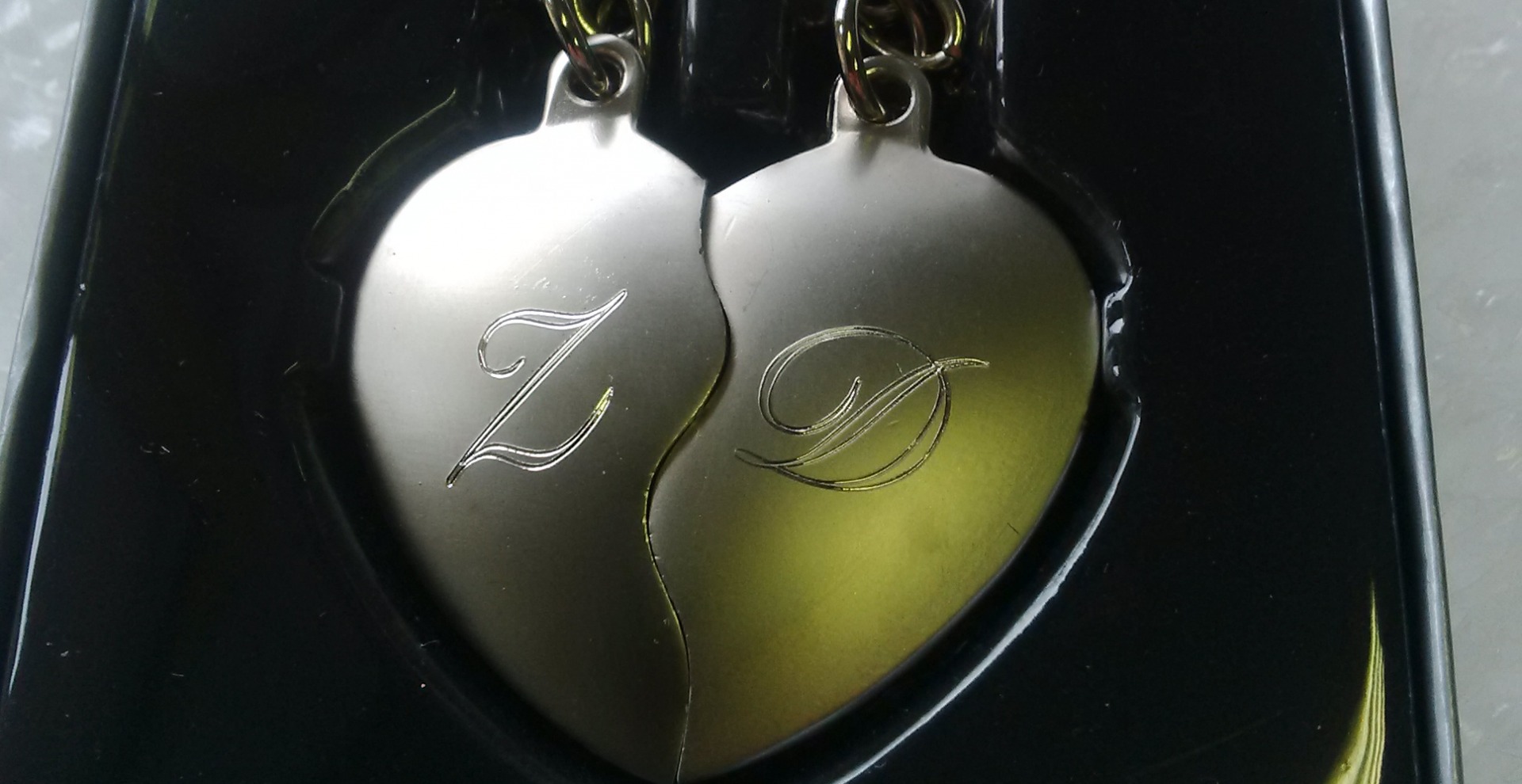 Gravírozott két félszív kulcstartó