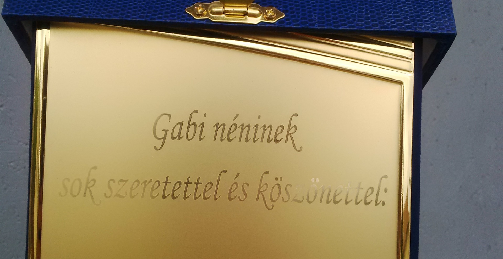 Gravírozott plakett