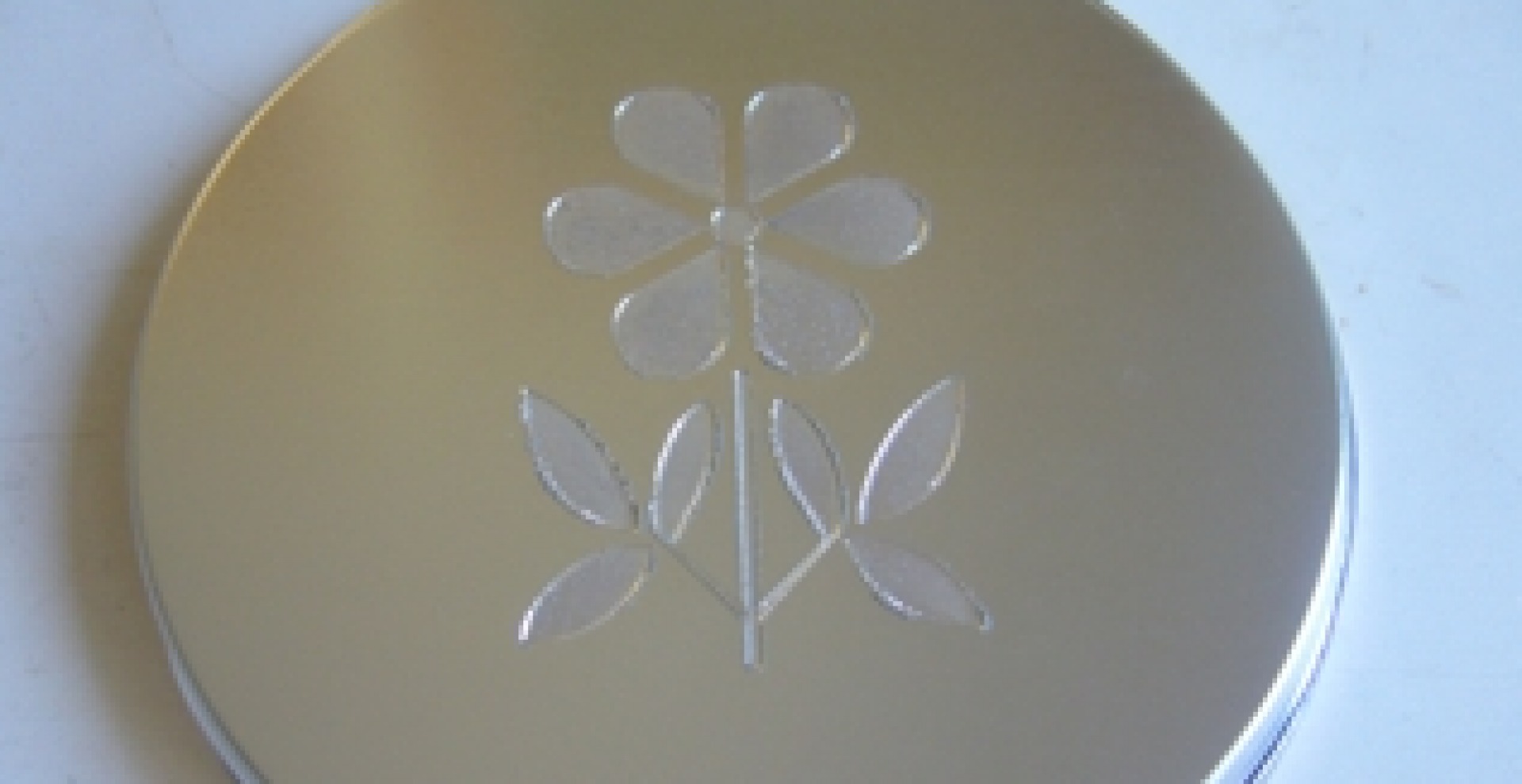 Gravírozott piperetükör