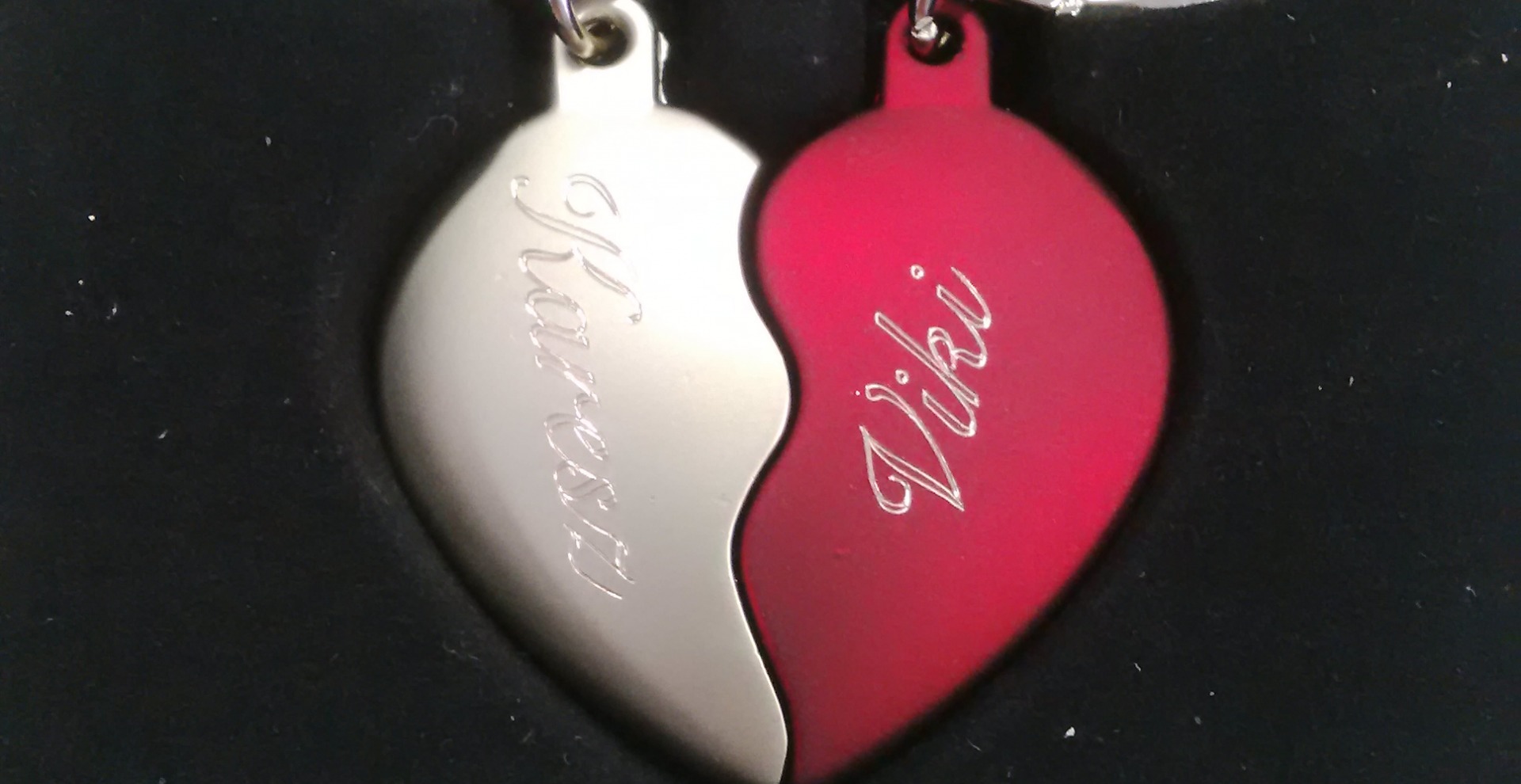 Gravírozott két félszív kulcstartó