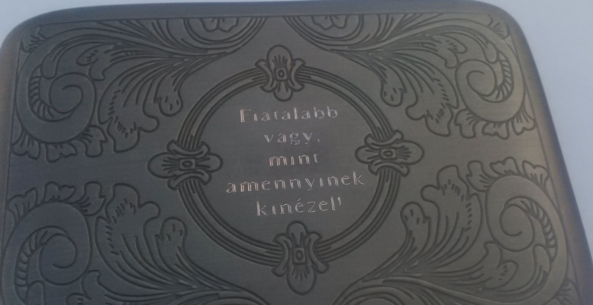 Gravírozott cigarettatartó