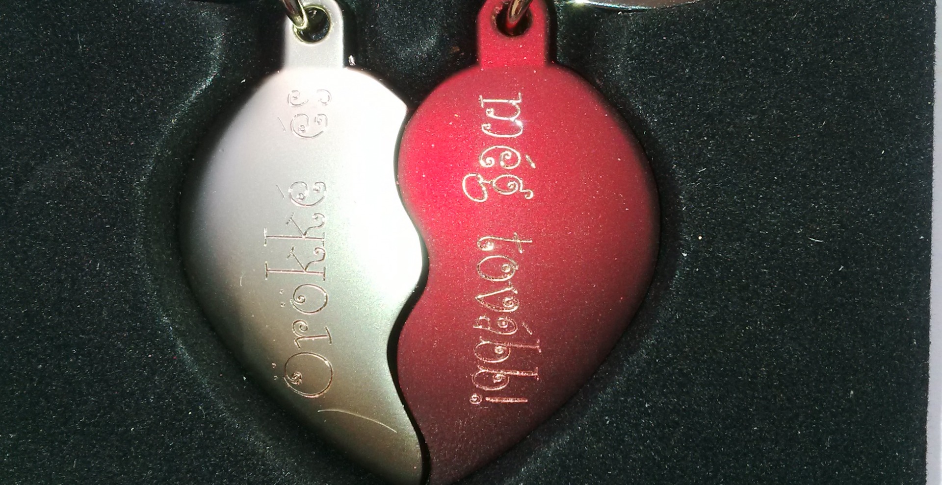 Gravírozott két félszív kulcstartó