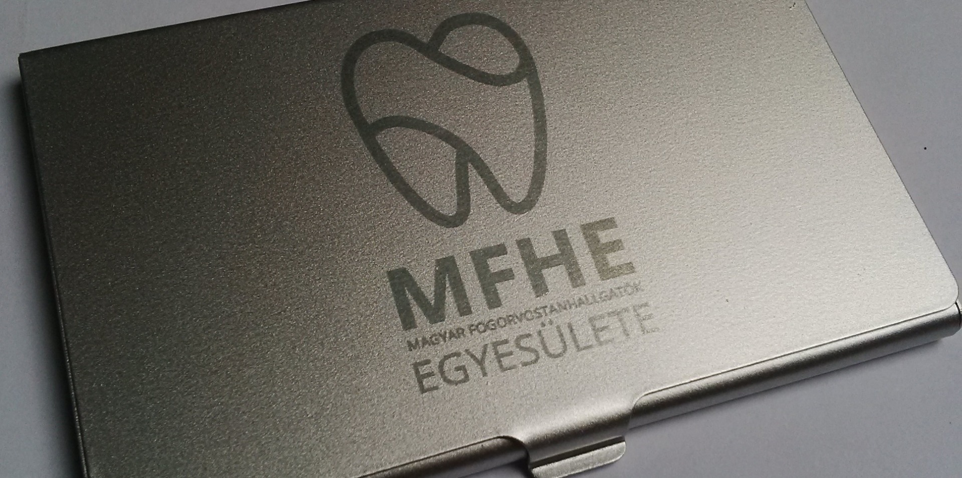 Gravírozott névjegytartó