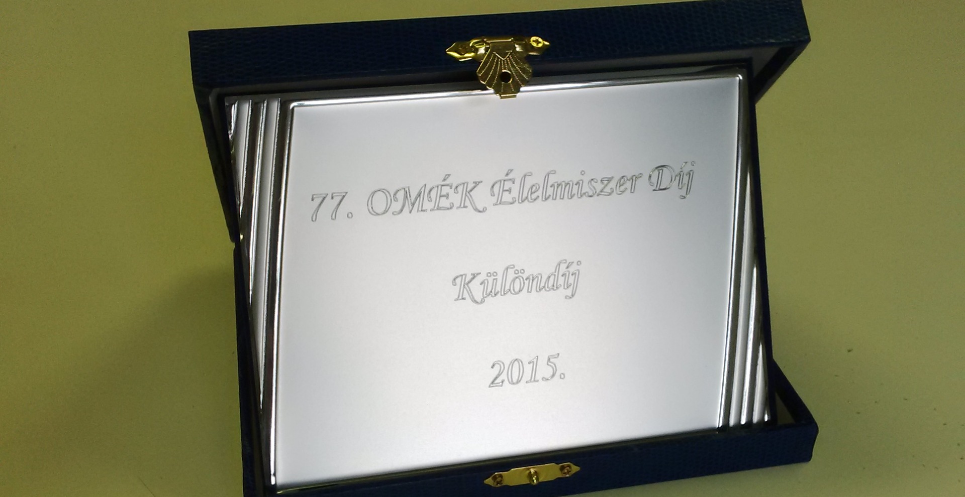 Gravírozott plakett